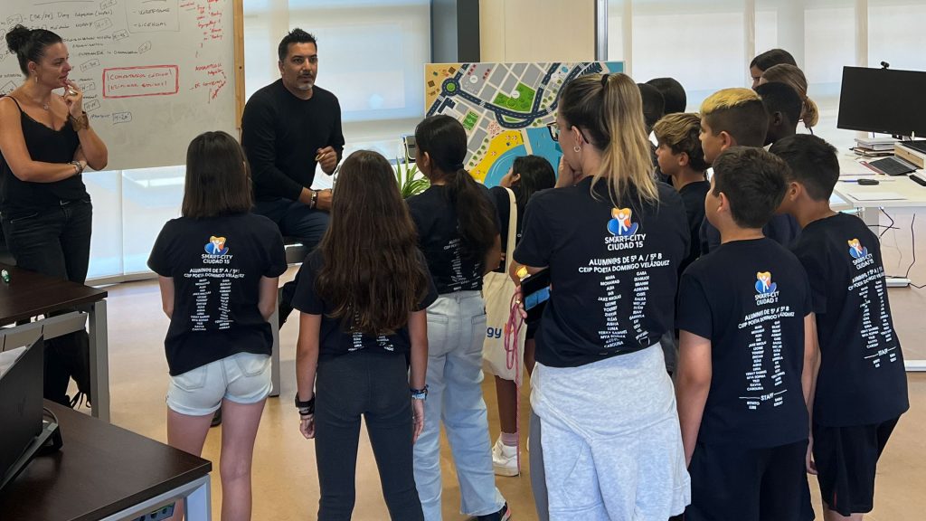 CEIP Poeta Domingo Velázquez students visit MNX Online and TOURiLab for the Smart City Ciudad 15 project