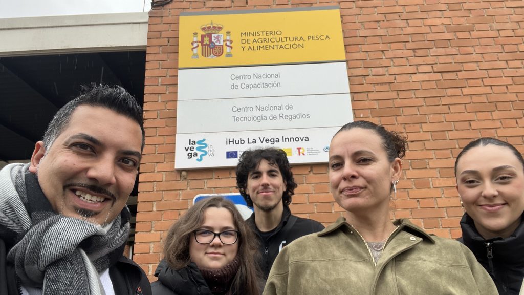 Equipo de MNX Online durante la visita técnica a La Vega Innova en Madrid.