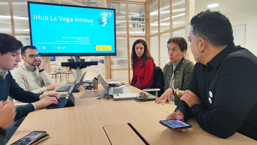 Momento durante la visita de la Consejera a las instalaciones del Ministerio en Madrid